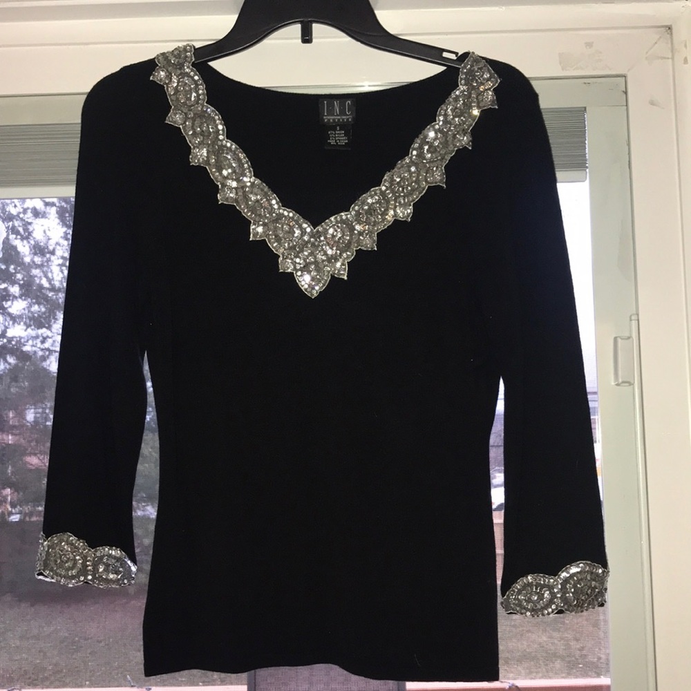 2/$16 💋 INC petite v neck blouse w/ sequin detail